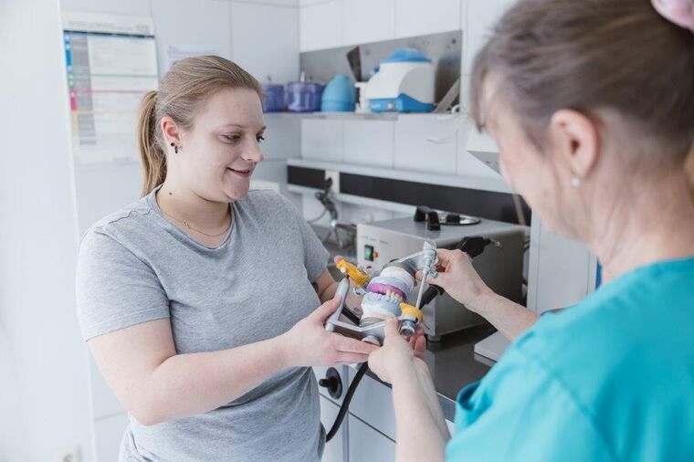 Zahntechnikerin bei der Arbeit